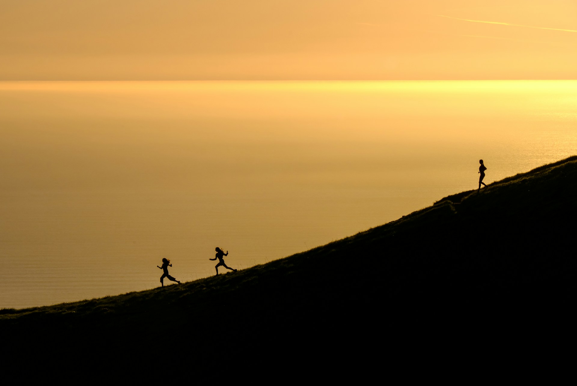 Trail Running im goldenen Sonnenlicht – Bewegung in der Natur